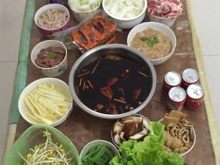 1、重庆家庭火锅,准备食材,火锅底料、火锅红油、毛肚、鹅肠、黄喉、肉片、青菜、豆芽、笋子、猪腰、鸭血、都干、冬瓜。。。想吃什么就准备什么。