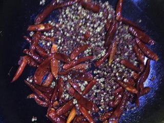 2、重庆家庭火锅,放一点点植物油润锅,下干辣椒、干花椒略炒一下。