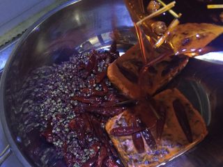 3、重庆家庭火锅,准备兑锅,放底料、干辣椒、干花椒、火锅油