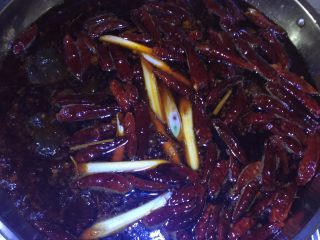 4、重庆家庭火锅,参入白开水或鲜汤,放入姜片、葱段、盐、鸡精