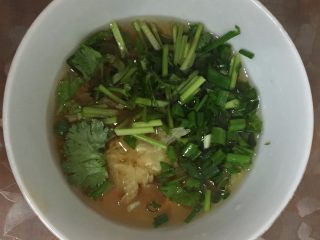 6、重庆家庭火锅,准备蘸料,色拉油、芝麻油、蒜蓉、葱花、香菜、调味盐、味精。其他调味品可按自己喜好加入。