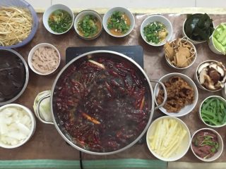 7、重庆家庭火锅,上电磁炉,准备开吃。