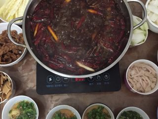 8、重庆家庭火锅,味道是边吃边出来的哦,水少了就加水,不用怕加了没味道,就怕你不加浑汤。加上两次过后,你会发现味道越来越好,越来越想吃,所以要吃慢一点哦。