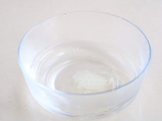 1、老家面饼,大碗内放入温开水、盐、色拉油搅拌均匀