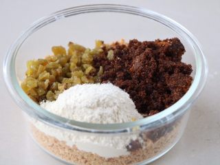 5、老家面饼,碎末花生米、葡萄干、红糖、熟面粉放在大碗里，