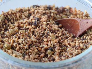 6、老家面饼,加2勺色拉油拌均匀；