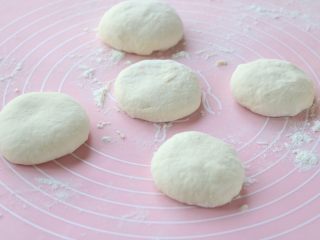 9、老家面饼,取适量的面团分成大小一致的小剂子