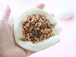 11、老家面饼,取一个擀好的面团，包上适量的内馅