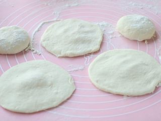 10、老家面饼,搓圆按扁，擀成薄片；