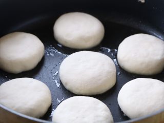 15、老家面饼,平底锅刷一层色拉油，放入饼坯，开文火，盖上锅盖