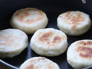 16、老家面饼,煎至两面金黄色即可；