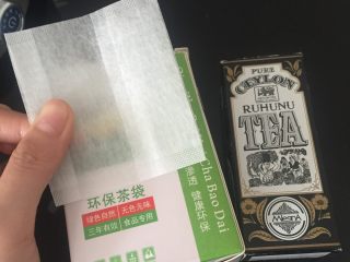 1、珍珠奶茶【家庭版】,茶叶熬煮时容易散落 不利于撞茶 故用环保茶袋将红茶叶装包 