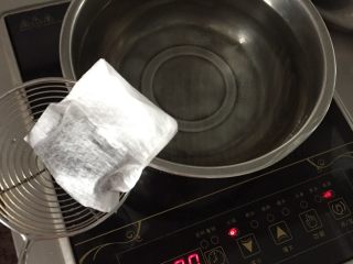 2、珍珠奶茶【家庭版】,待水开后，放进锅里熬煮