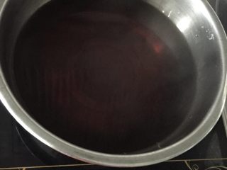 3、珍珠奶茶【家庭版】,待茶水变色 茶包膨胀 捞出茶包 另备一个锅 进行撞茶 由于在家没有专业的拉茶工具 所以我用漏勺盛着茶包 来回冲撞三次即可 再将茶水加热回温 