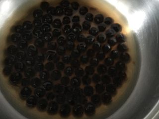 6、珍珠奶茶【家庭版】,将珍珠丸子与水一同煮开 水和珍珠比例为2:1 进行熬煮（图为熬煮后的）