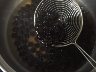7、珍珠奶茶【家庭版】,一同放入锅中大火煮沸后 加糖 转中火煮8分钟 盖上锅盖关火焖10-15分钟 期间不可打开锅盖 