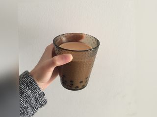 9、珍珠奶茶【家庭版】,取被子 倒淡奶油于底层 舀入一大勺珍珠 将茶叶撞入杯中 可适当加糖或加奶调节味道 一杯家庭版珍珠奶茶就做好了 