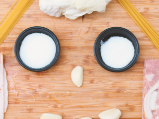 1、酱油炒面,准备食材。