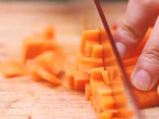 3、酱油炒面,胡萝卜切丁。