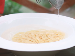 7、酱油炒面,煮个半熟，面条捞出后立刻放入冷水中，这样就不会结在一起了。