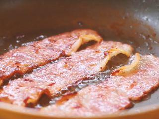 9、酱油炒面,煎一下培根，然后切碎。煎培根的时候不用放油，本来它就含油。