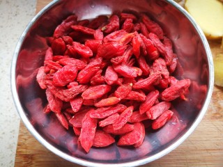 2、黑糖枸杞姜枣膏,枸杞洗净