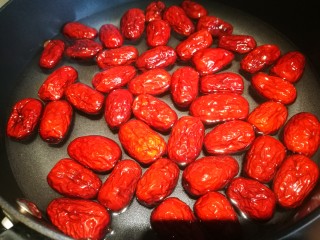 3、黑糖枸杞姜枣膏,红枣洗净，放和红枣齐平的水，大火煮