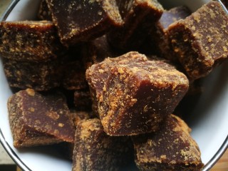 4、黑糖枸杞姜枣膏,准备好黑糖