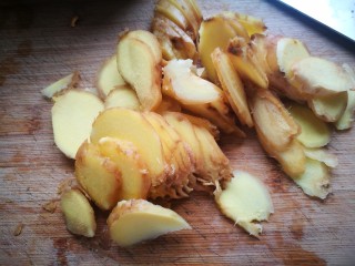 7、黑糖枸杞姜枣膏,姜切片