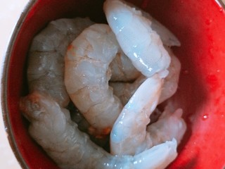 2、以茶入膳，绿茶芦笋虾,去壳