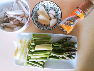 7、以茶入膳，绿茶芦笋虾,芦笋、蟹味菇、大蒜生姜洗净沥干切段