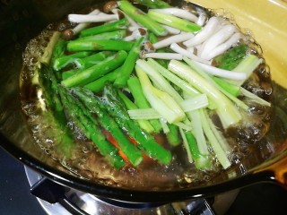 11、以茶入膳，绿茶芦笋虾,锅中加水大火烧开，加入一小勺盐、油，加入芦笋、蟹味菇、芹菜，水滚即快速捞出，过凉水沥干