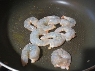 13、以茶入膳，绿茶芦笋虾,加入虾仁，翻炒至两面变红