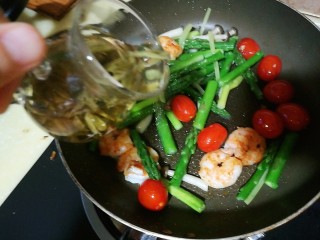 15、以茶入膳，绿茶芦笋虾,改大火，加入龙井茶汤，一股清香扑鼻而来