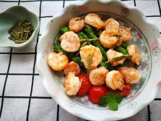 19、以茶入膳，绿茶芦笋虾,春饮绿茶正当时，绿茶中富含膳食纤维、矿物质维生素、茶多酚，能抗氧化抗衰老，还能吸附脂肪去脂瘦身，这一道龙井芦笋炒虾仁，赏心悦目又功效不凡哦。