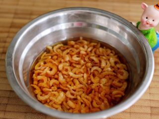 4、芹菜肉馅饺子,海米提前半个小时泡发哟……