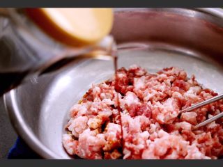 7、芹菜肉馅饺子,肉馅里加入老抽、酱油、料酒、胡椒粉、花椒粉、鸡精调味哟……