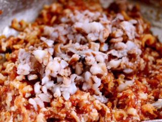 12、芹菜肉馅饺子,依旧是顺着一个方向搅拌上劲……