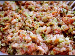 16、芹菜肉馅饺子,馅料做好了、开始包饺子喽……