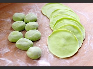 17、芹菜肉馅饺子,醒发好的面团揉匀搓成长条后、用刀切成你想要的大小剂子、擀成薄圆面皮、我是用手揪的剂子、听老人说、手揪的剂子和刀切的剂子是两个味道、手揪的剂子吃着更香呀……