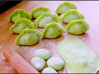 18、芹菜肉馅饺子,把馅包入饺子皮里即可……