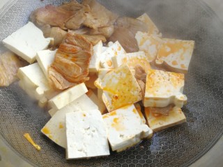 1、零基础家常炖菜之白菜粉条炖豆腐,锅里放油，少许辣椒油，先放肉炒下，再放入豆腐。