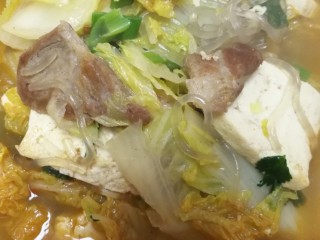 4、零基础家常炖菜之白菜粉条炖豆腐,最后盛出。