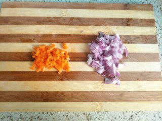 2、家庭菲力牛排,洋葱和胡萝卜切小丁