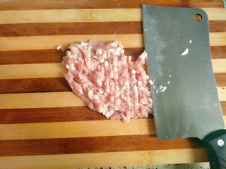 4、家庭菲力牛排,猪肉选带点肥肉的比较好，剁成肉泥