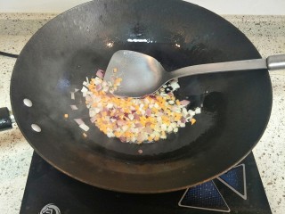 5、家庭菲力牛排,热锅倒油，下入洋葱丁和胡萝卜丁煸炒