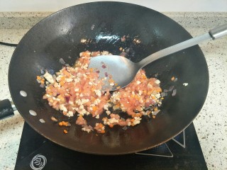 6、家庭菲力牛排,加入肉泥煸炒变色，下入西红柿丁翻炒出汁