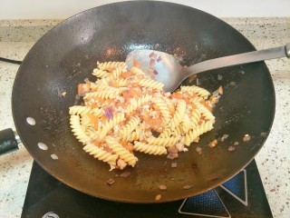 7、家庭菲力牛排,加入煮熟的螺旋面翻炒