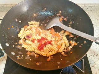 8、家庭菲力牛排,加入盐和番茄酱炒匀