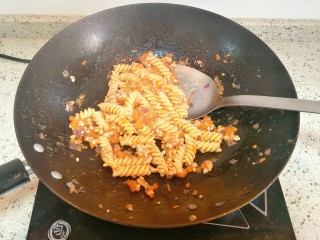 9、家庭菲力牛排,加入黑胡椒炒匀，盛出装盘